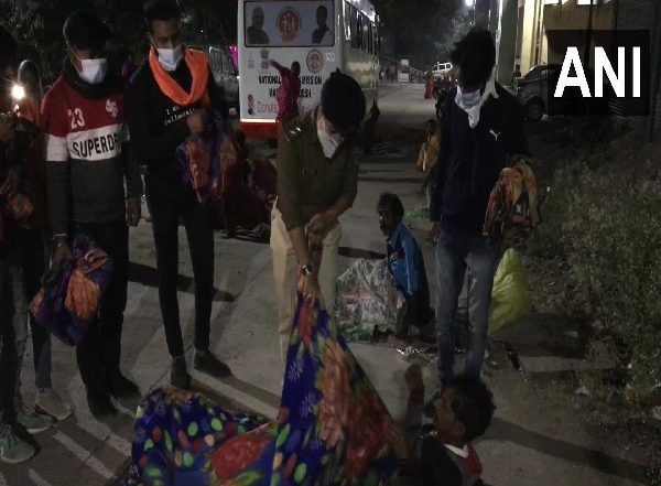 India News | A Woman Police Sub-inspector Who Distributes Blankets to the Needy in Indore