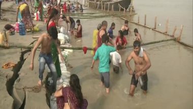 Chhath Puja 2021 Celebrations Commence in Patna with Devotees Taking Dip in Ganga