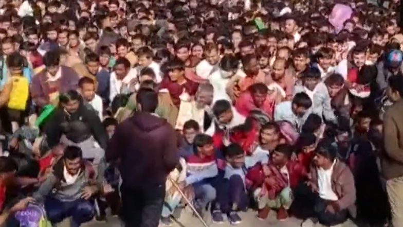 Gujarat: Large Number of People Gathered in Banaskantha's Palanpur Area for 600 Posts of Gram Raksha Dal (Watch Video)