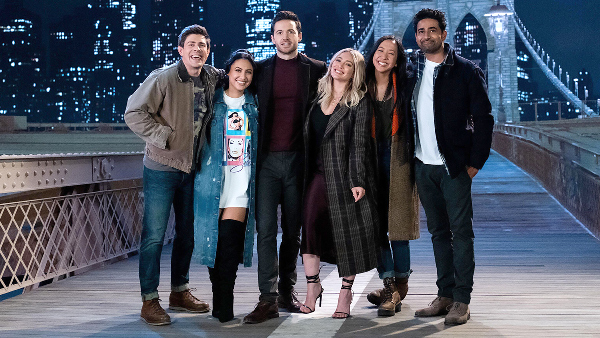 How I Met Your Father Cast First-Look Photo Sees Hillary Duff, Suraj Sharma  and Others Posing on 'Brooklyn Bridge'! | 🎥 LatestLY