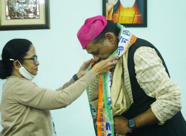 India News | Kirti Azad Joins TMC in Delhi, Says Personality Like Mamata Banerjee Needed to Show Country Right Direction