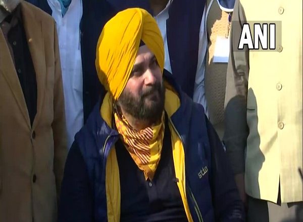 Navjot Singh Sidhu Uses Cuss Word While Answering A Question on Distribution of Labour Cards By Punjab Government (Watch Video)