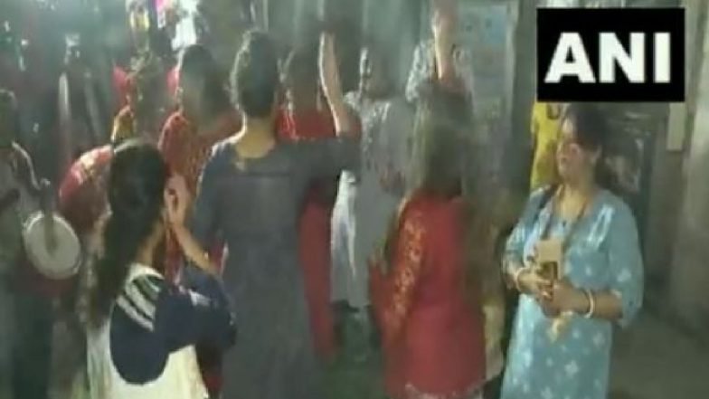 'Sindoor Khela, Dhunuchi Naach' Performed to Pay Homage to Goddess Kali in Kolkata (Watch Video)