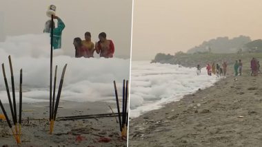 Chhath Puja 2021: Devotees Take Dip in Toxic Foam in Yamuna River; Watch Video