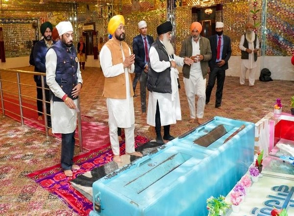 India News | Punjab CM Spends Night at Gurdwara Where He Stayed Four Years Ago During Cycle Yatra