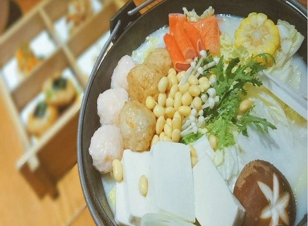 World News | American Woman Invites Afghan Refugee Family for Thanksgiving Meal to Acquaint Them with US Traditions