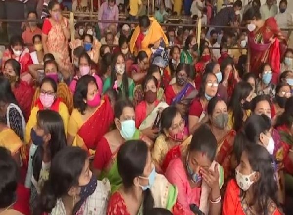Kali Puja 2021: Devotees Throng Dakshineswar Temple in Kolkata