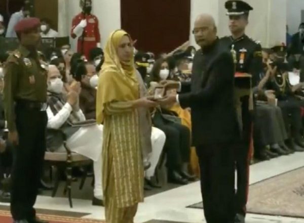 India News | J-K Police Sub Inspector Imran Hussain Tak Conferred with Shaurya Chakra Posthumously for Neutralising Terrorist Commander