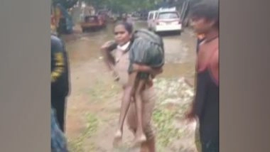 India News | Chennai Inspector Carries Unconscious Man on Her Shoulder for Prompt Medical Attention