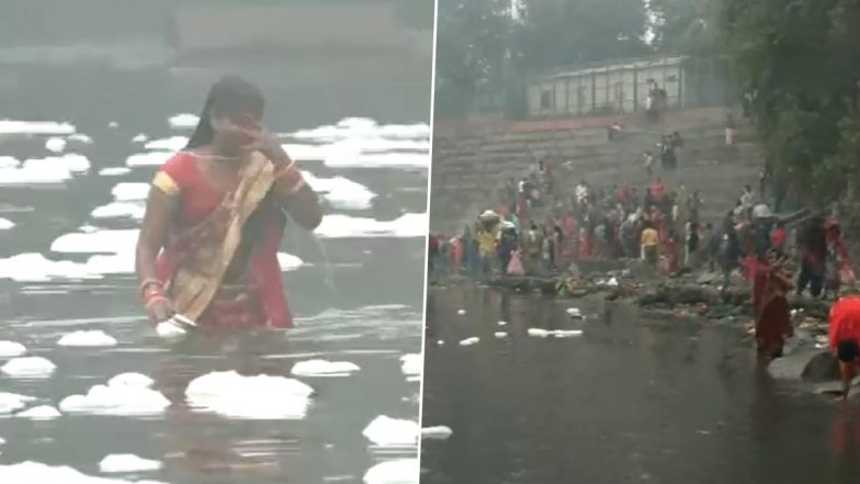 Chhath Puja 2021: Devotees Take Holy Dip in Yamuna River Despite Toxic Foam, Near Kalindi Kunj in Delhi on the Last Day of Chhath Puja