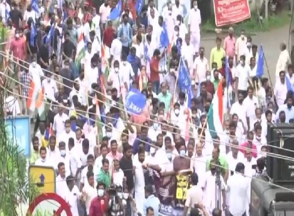 India News | Kerala Student Suicide: Congress Protest Turns Violent, Police Use Tear Gas, Water Cannons