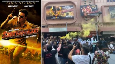 Sooryavanshi: Akshay Kumar Fans Gather Outside Theatres With Dhols, Colour Smoke Bombs, Cake To Celebrate the Release of the Film (Watch Video)