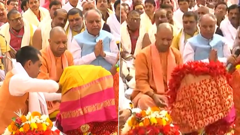 Uttar Pradesh: 18th Century Goddess Annapurna Idol Installed At Kashi Vishwanath Temple Corridor In Varanasi (Watch Video)