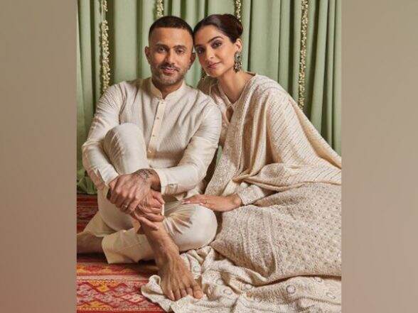 Entertainment News Sonam Kapoors Latest Pic With Husband Anand Ahuja Is All About Love 0431