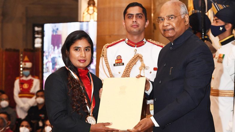 Mithali Raj Receives Major Dhyan Chand Khel Ratna Award 2021 From President of India (Check Picture and Video)