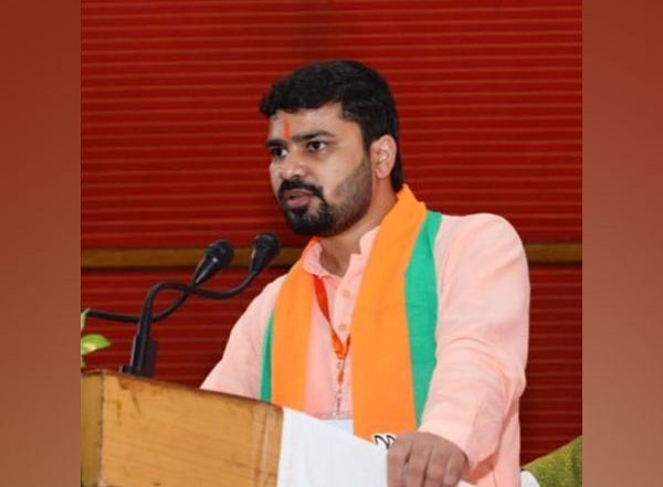 India News | BJP Embarks on 'Fark Saaf Hai' Social Media Campaign for UP Polls, Talks of Difference Made in Five Years