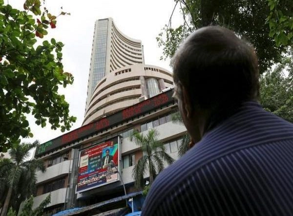 Sensex Nosedives 1,170 Points to Close at 58,466; Reliance Industries Ltd Tumbles Over 4%
