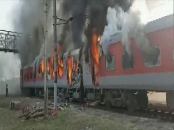 India News | Two Coaches of Udhampur-Durg Express Catch Fire in MP; No Casualty Reported - Vimarsana News