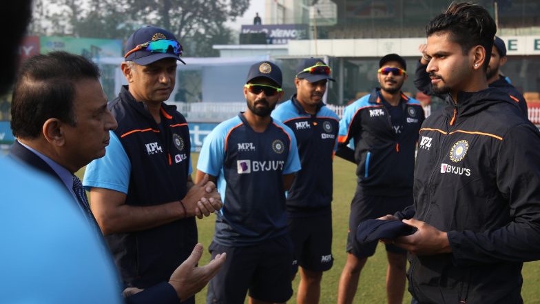 Shreyas Iyer Makes Test Debut, Receives Cap from Sunil Gavaskar at the Start of IND vs NZ Kanpur Test (Watch Video)