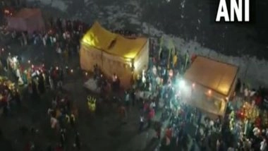 India News | Delhi: Devotees Perform Rituals in Toxic Foam-laden Yamuna on Final Day of Chhath Puja