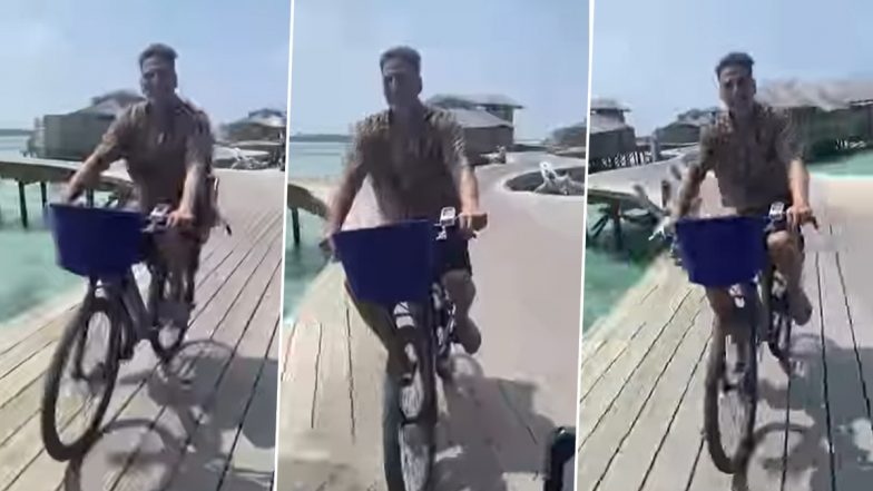 Akshay Kumar Cycling in Maldives Ahead of the New Year Will Make You Want To Go on a Vacation ASAP (Watch Video)