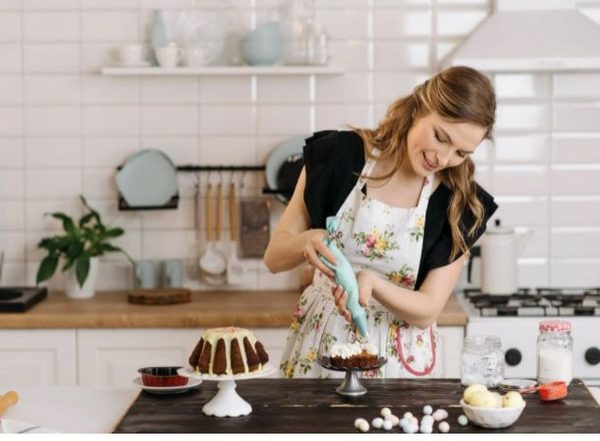 Lifestyle News | Christmas 2021: Bring in the Festive Cheer with These Simple Cake Baking Techniques