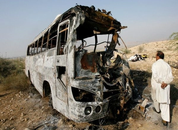 World News | Pakistan: 2 Killed, 15 Injured in Bus Collision