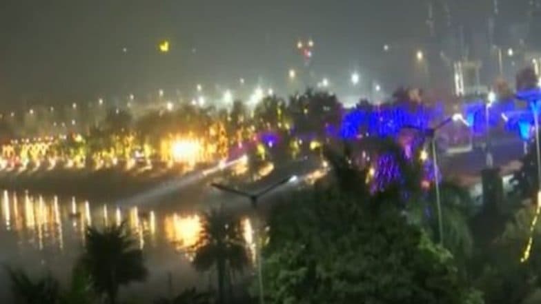 Bandra Reclamation Decked Up for New Year 2022 Celebrations Amid Omicron Scare