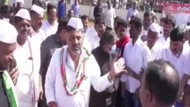 India News | Congress Leader Shivakumar Scolds Man Trying to Take Selfie with Him, Cites Rajiv Gandhi