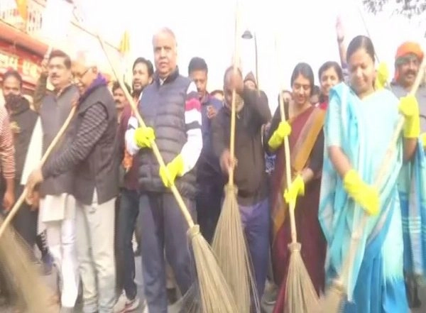 India News | BJP Conducts Cleanliness Campaign in Varanasi Ahead of Inauguration of Kashi Vishwanath Dham Corridor
