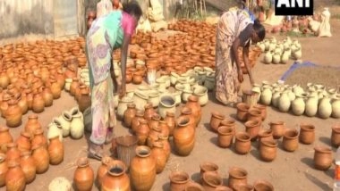 India News | TN: Intermittent Rains Affect Process of Making Earthen Pots, Madurai Potters Unable to Meet Demand Ahead of Pongal
