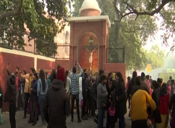 India News | COVID-19: Delhi's Sacred Heart Cathedral Remains Close, People Light Candles at Back Gate