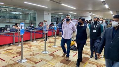 India News | Omnicron: Health Minister Mandaviya Reviews RTPCR Testing Facilities at IGI Airport for Passengers from At-risk Countries