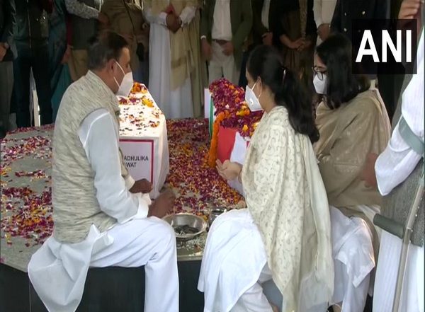 India News | Daughters of CDS General Rawat, Madhulika Rawat Pay Tribute to Their Parents