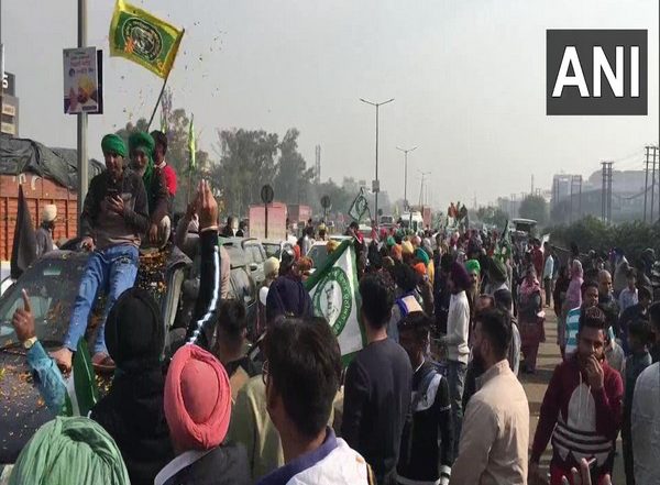 India News | Locals Welcome Farmers as They Reach Ludhiana After Suspending Protest Against Farm Laws