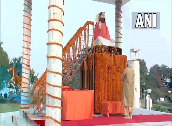 India News | PM Modi Offers Prayers to Sant Ravidas in Varanasi After Kashi Vishwanath Corridor Inauguration