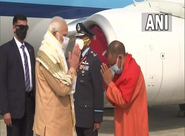 India News | PM Modi Reaches Prayagraj, to Transfer Rs 1,000 Cr to SHGs Benefitting Around 16 Lakh Women