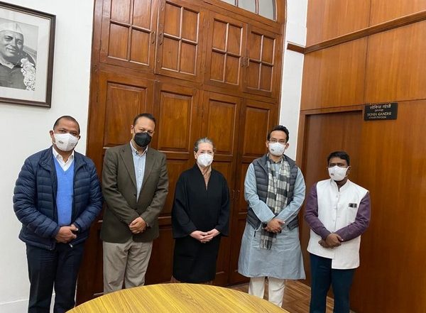 India News | Sonia Gandhi Meets Cong Lok Sabha MPs in Parliament Today