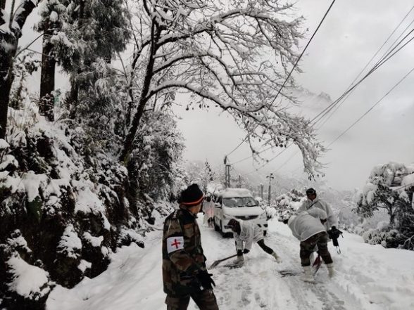 India News | Sikkim: Army Rescue over 300 Tourists Stranded in Heavy Snowfall - Vimarsana News