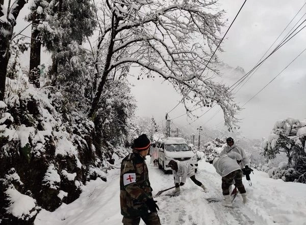 India News | Sikkim: Army Rescue over 300 Tourists Stranded in Heavy Snowfall