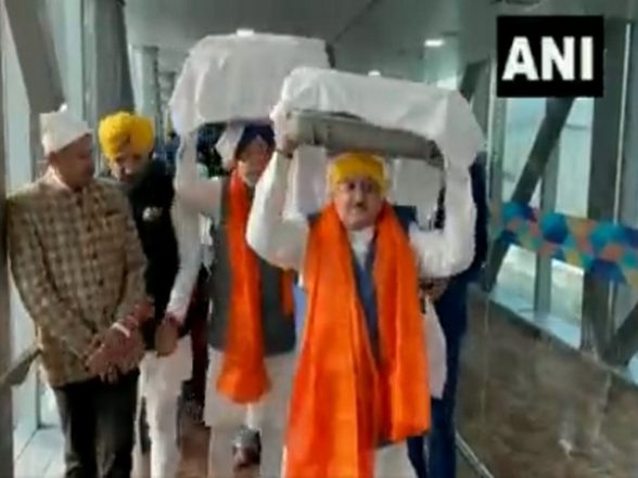 Hardeep Singh Puri, BJP Chief JP Nadda Carry Guru Granth Sahib Brought From Afghanistan - Vimarsana News