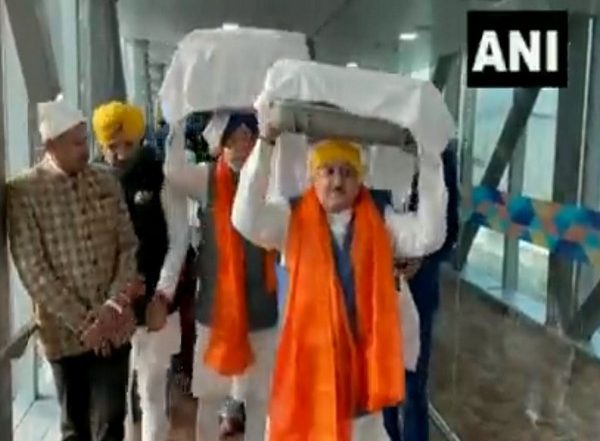 Hardeep Singh Puri, BJP Chief JP Nadda Carry Guru Granth Sahib Brought From Afghanistan