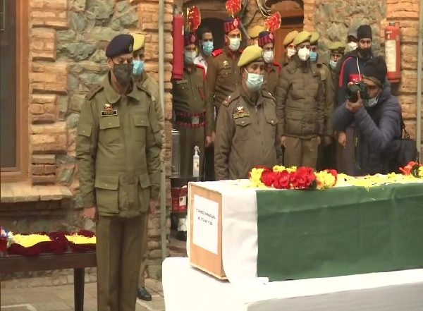 India News | IGP Kashmir Pays Tributes to Policeman Killed in Srinagar Terrorist Attack