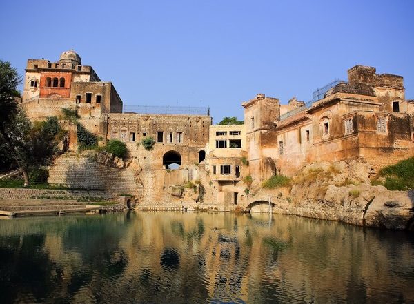 World News | Pak High Commission Issues Visas to 112 Indian Pilgrims to Visit Katas Raj Temples