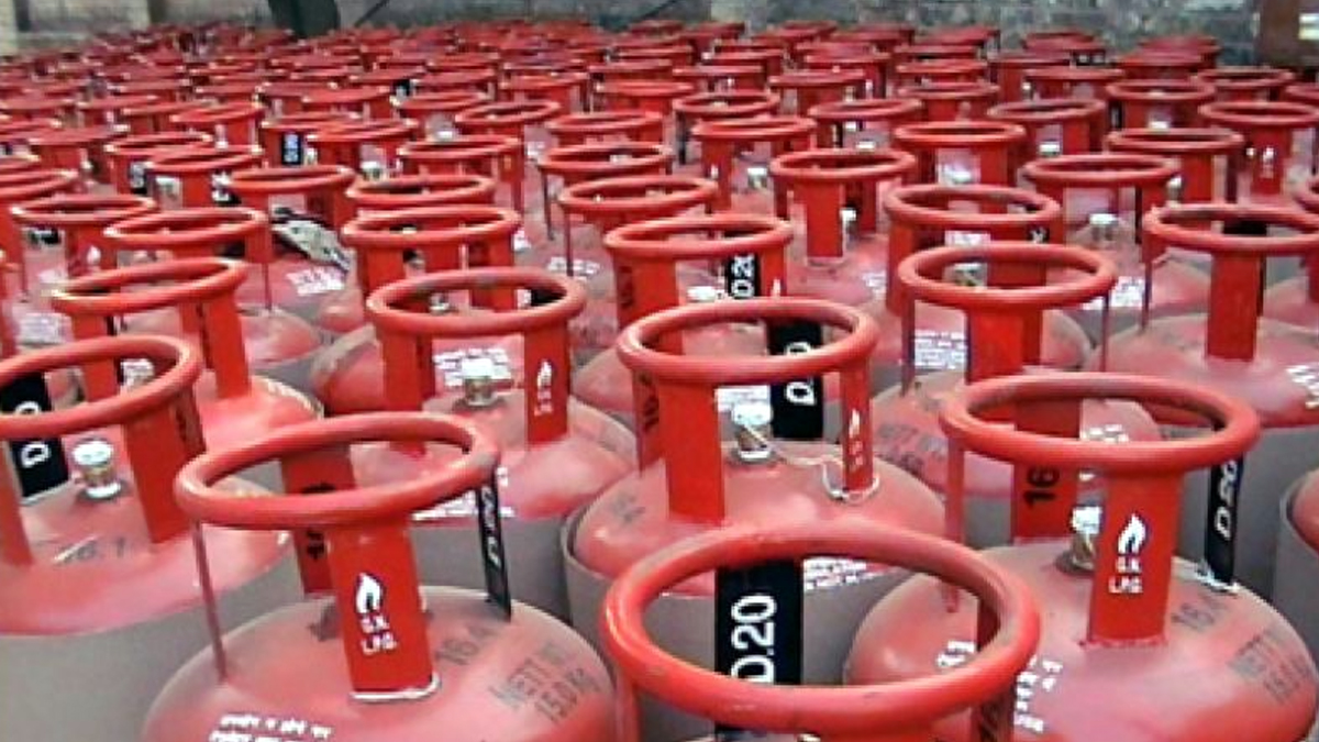 Commercial LPG gas cylinder price hiked by Rs 100 in Delhi