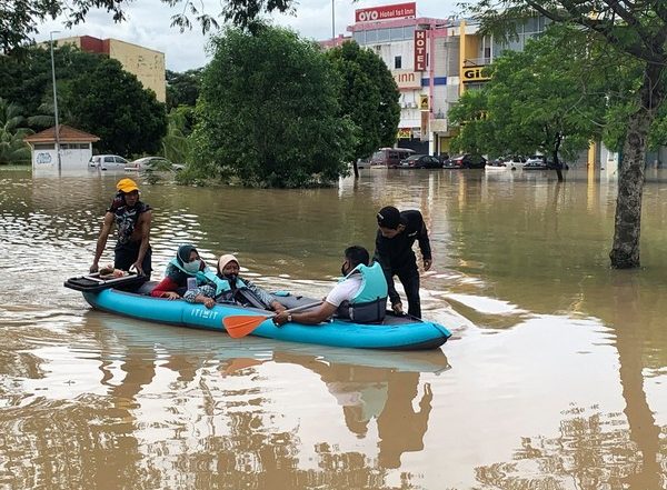 Malaysia Floods: Heavy Rain Displace 35,000 People in Several States Including Kuala Lumpur