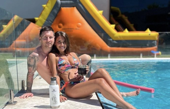 Lionel Messi Chills by the Pool With His Wife Antonella Roccuzzo &amp; Children  (See Pics) | ⚽ LatestLY