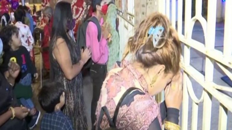 Christmas 2021: Amid COVID-19 Restrictions in Maharashtra, People Offer Christmas Prayers, Midnight Mass from Church Gate