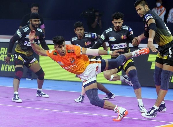Sports News | Pro Kabaddi League: Aslam Inamdar Stars in Puneri Paltan's Win Against Telugu Titans