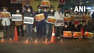 NEET-PG 2021 Counselling: Resident Doctors of Delhi Hospitals Hold ‘Phool Wapsi’ Protest Outside Health Ministry in Nirman Bhawan